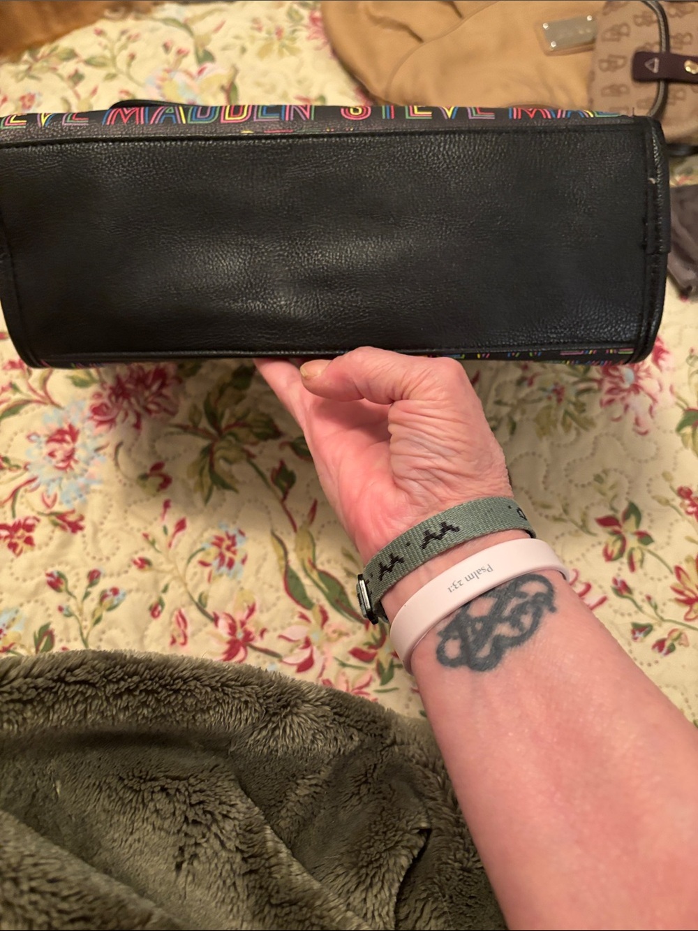 Steve Madden Black Laptop Bag with Multicolor Logo Print - Picture 2 of 6
